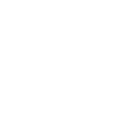 człowiek pracujący na laptopie z kubkiem kawy
